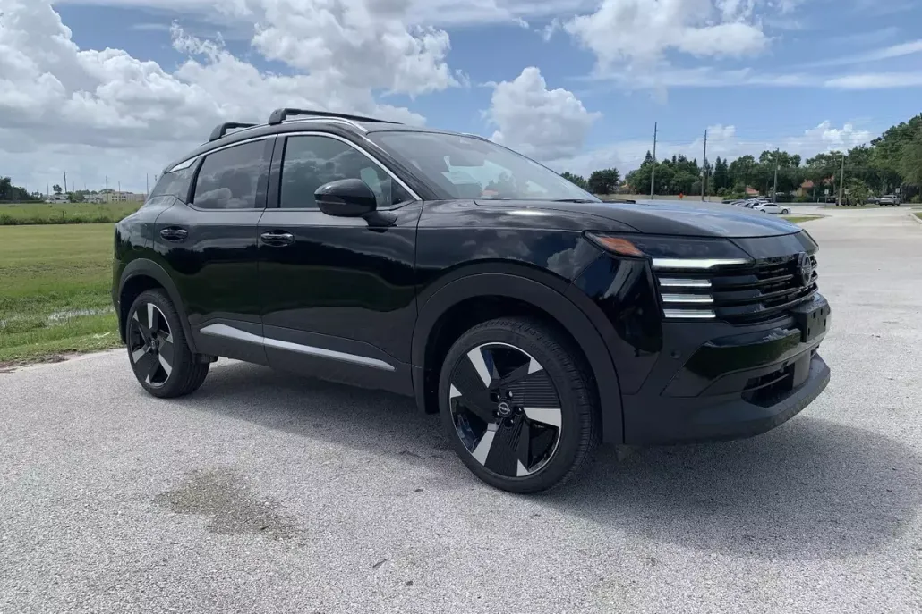 2025 Nissan Kicks SR photo 1