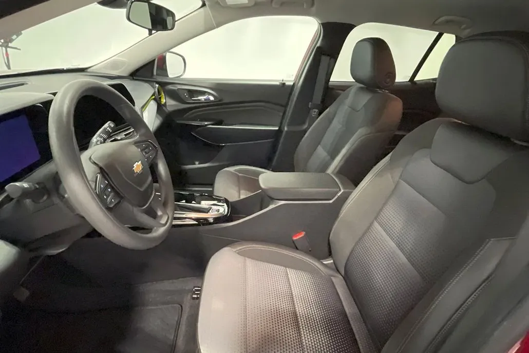 2024 Chevrolet Trax LT photo 1