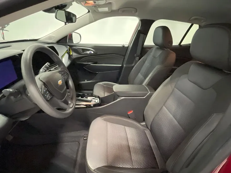 2024 Chevrolet Trax LT photo 1