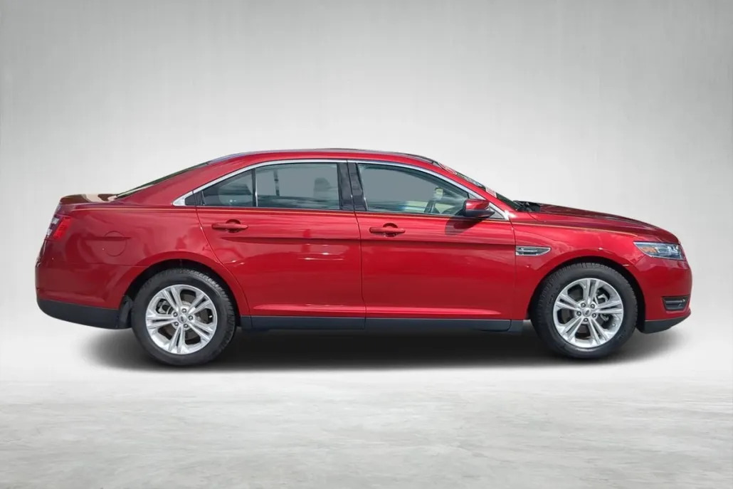 2016 Ford Taurus SEL photo 1