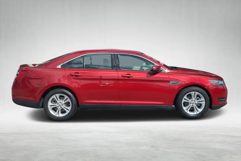 2016 Ford Taurus SEL photo 1