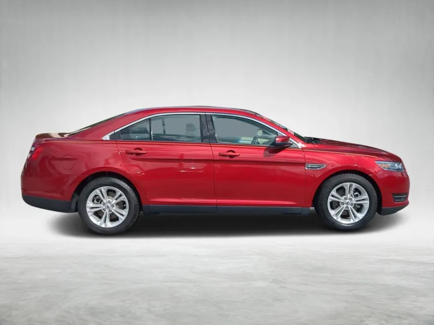 2016 Ford Taurus SEL photo 1
