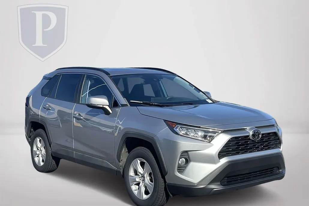2020 Toyota RAV4 XLE photo 1