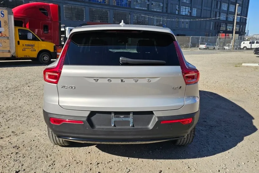2025 Volvo XC40 Plus photo 1
