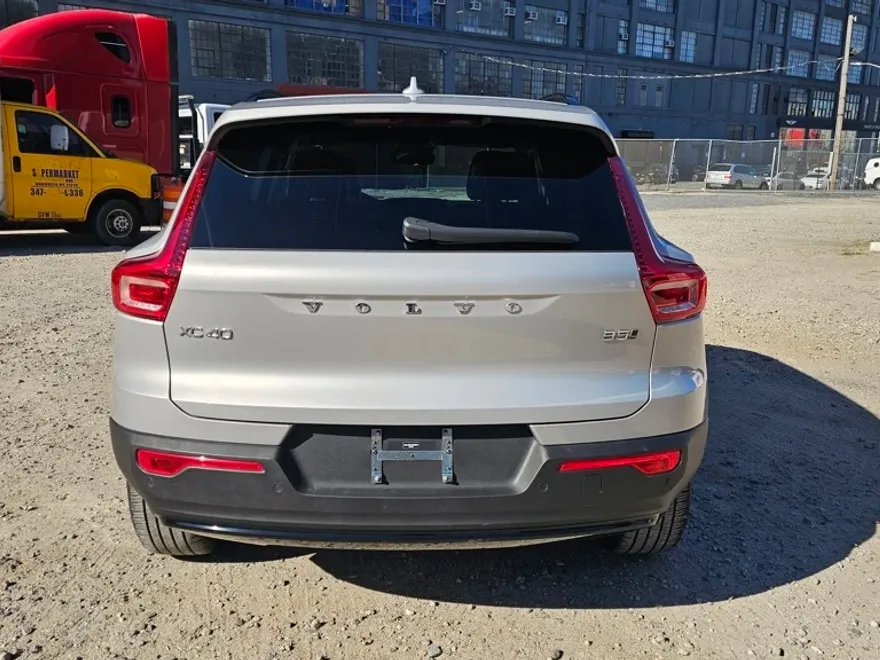 2025 Volvo XC40 Plus photo 1