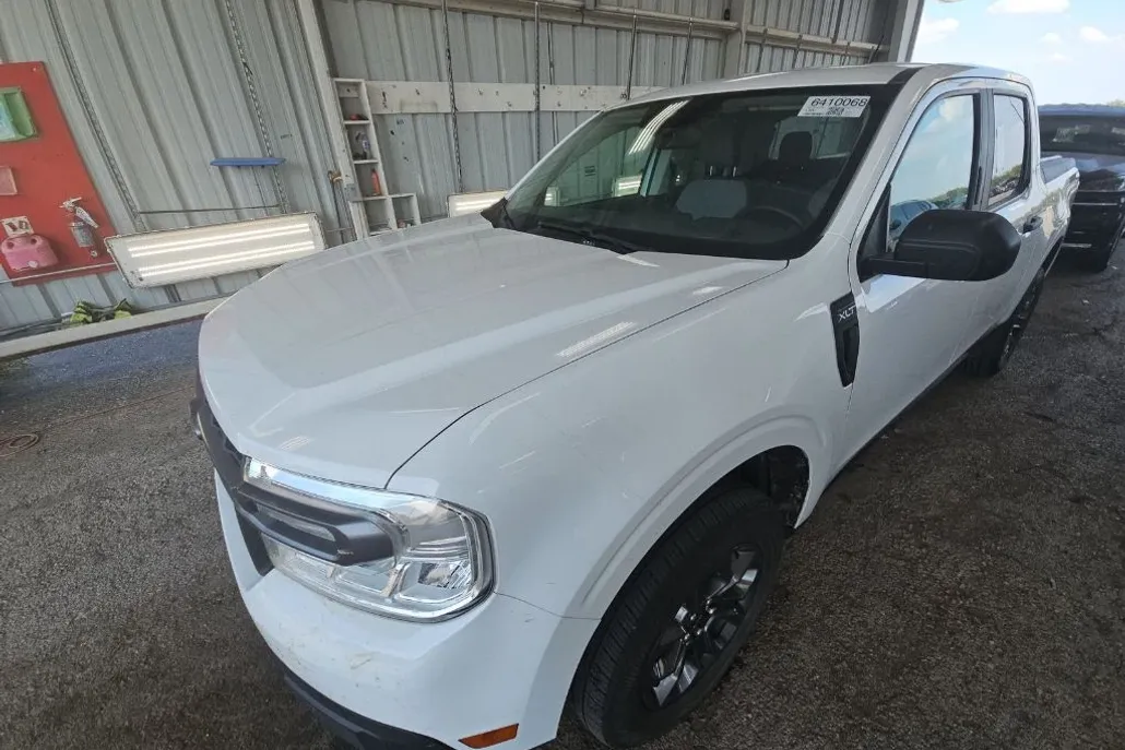 2023 Ford Maverick XLT photo 1