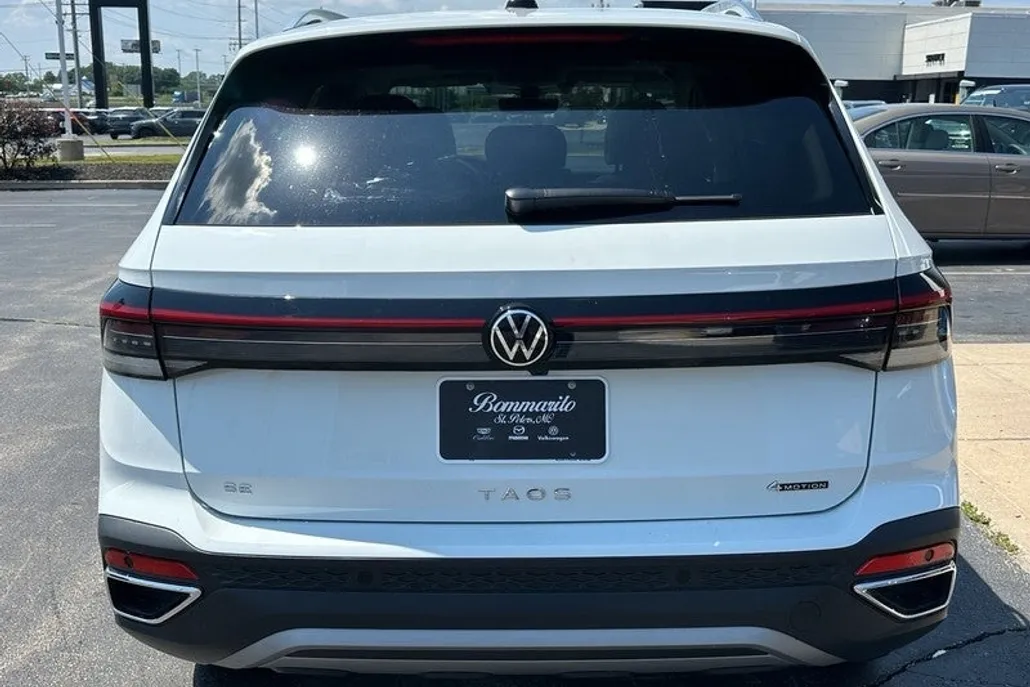 2025 Volkswagen Taos SE photo 1