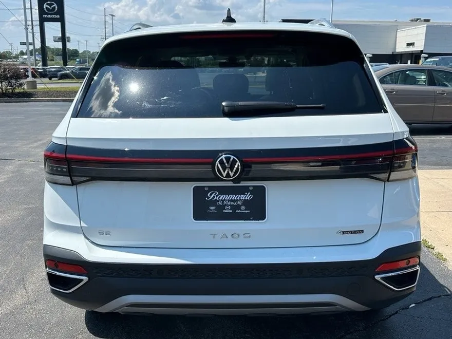 2025 Volkswagen Taos SE photo 1