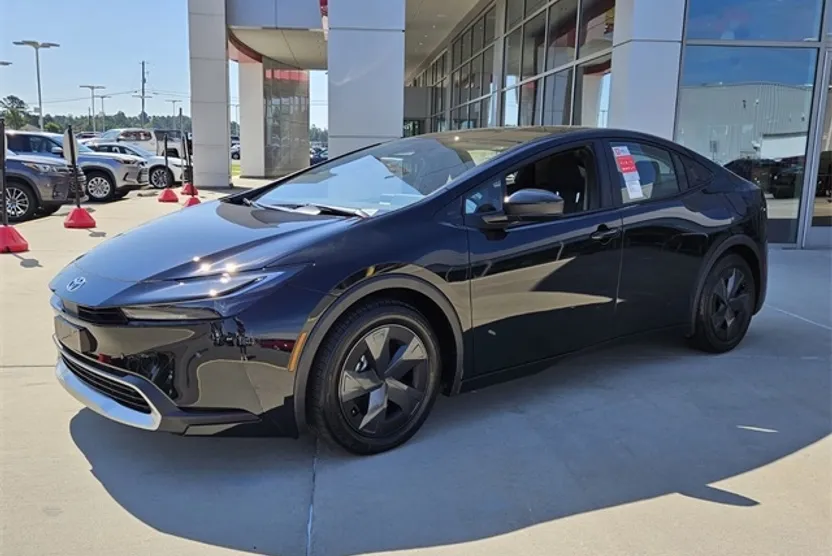 2026 Toyota Prius Plug-in Hybrid SE photo 1