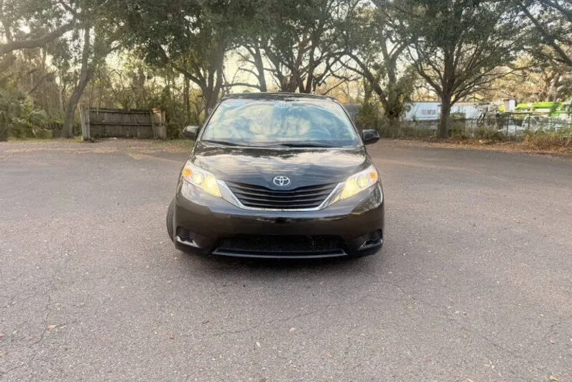 2014 Toyota Sienna LE photo 1