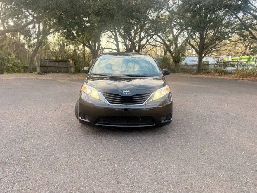 2014 Toyota Sienna LE photo 1