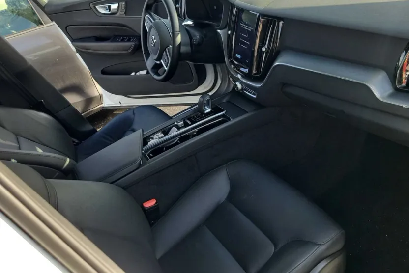 2025 Volvo XC60 B5 Core photo 1