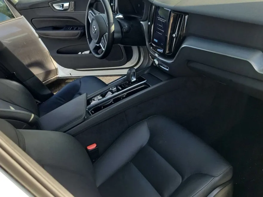 2025 Volvo XC60 B5 Core photo 1
