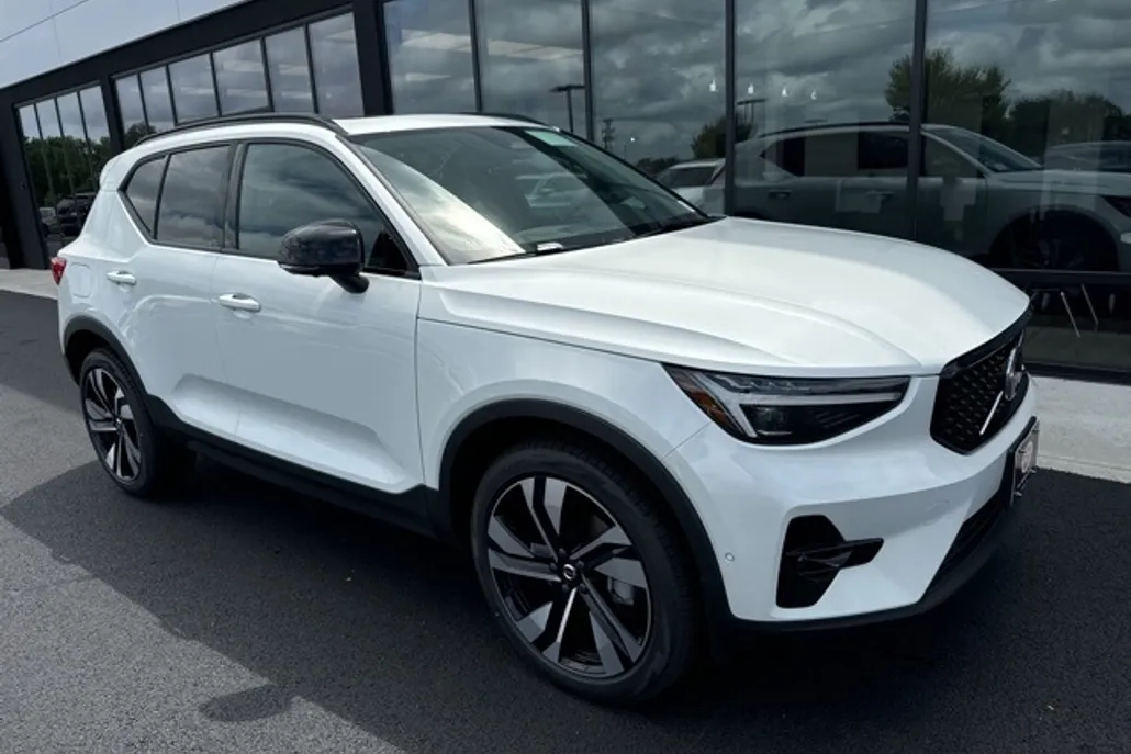 2025 Volvo XC40 Plus photo 1
