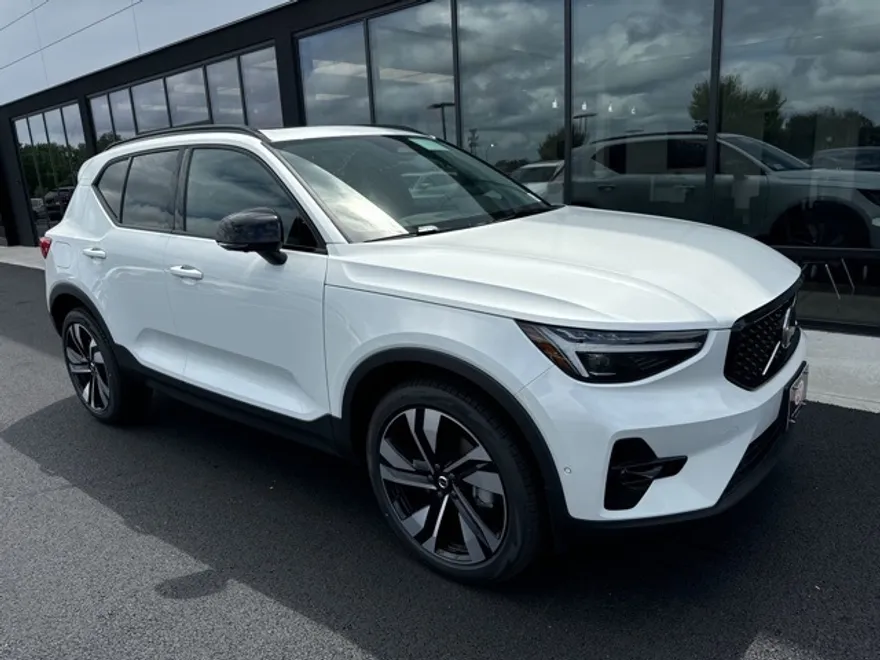 2025 Volvo XC40 Plus photo 1