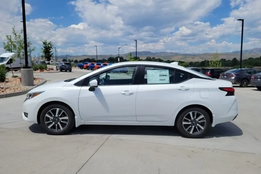 2025 Nissan Versa 1.6 SV photo 1
