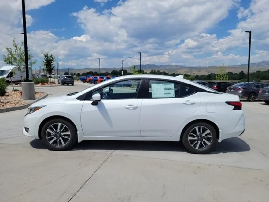 2025 Nissan Versa 1.6 SV photo 1