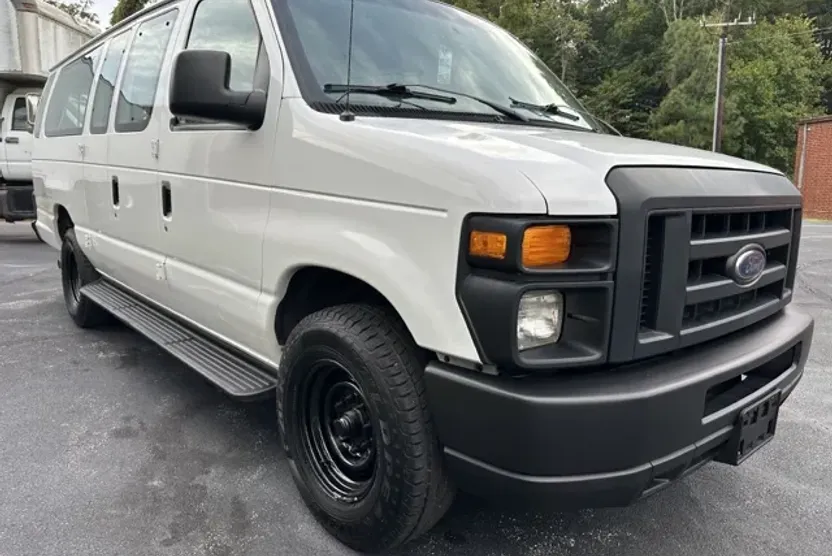2010 Ford E-350 photo 1