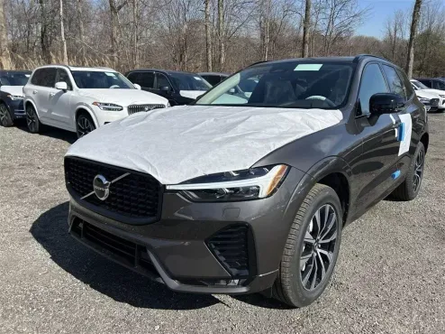 2025 Volvo XC60 B5 Core photo 4