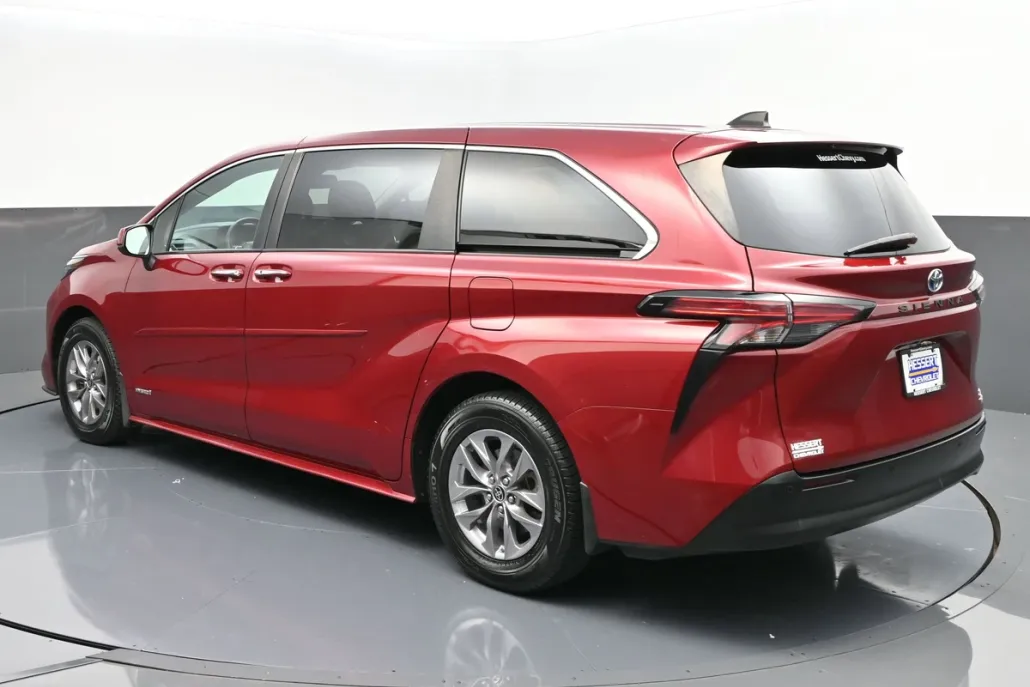 2021 Toyota Sienna XLE photo 1