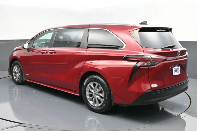 2021 Toyota Sienna XLE photo 1