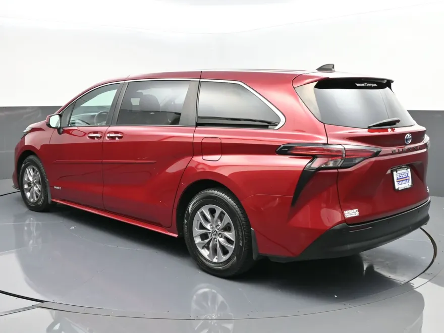 2021 Toyota Sienna XLE photo 1