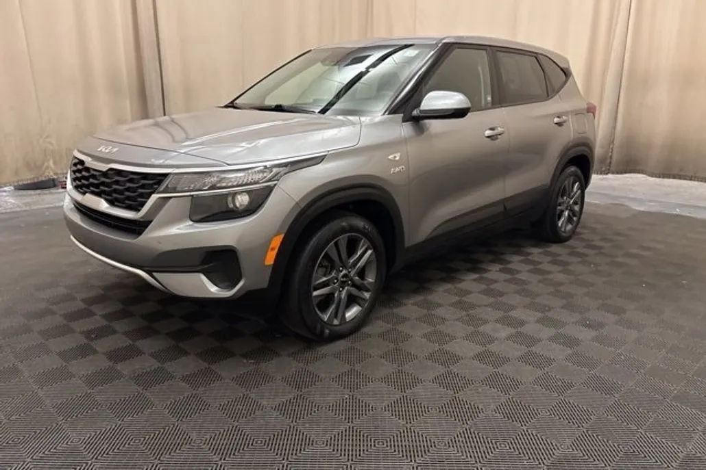 2022 Kia Seltos LX photo 1