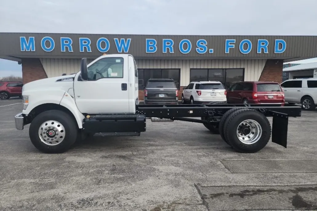 2025 Ford F-750 Base photo 1
