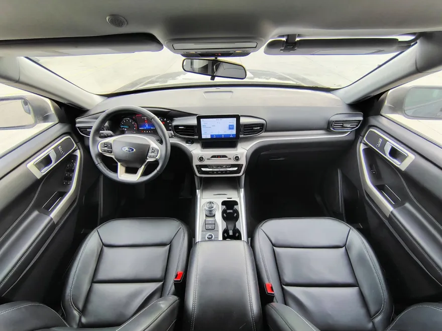 2023 Ford Explorer XLT photo 1