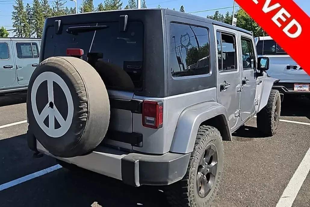 2014 Jeep Wrangler Unlimited Sahara photo 1