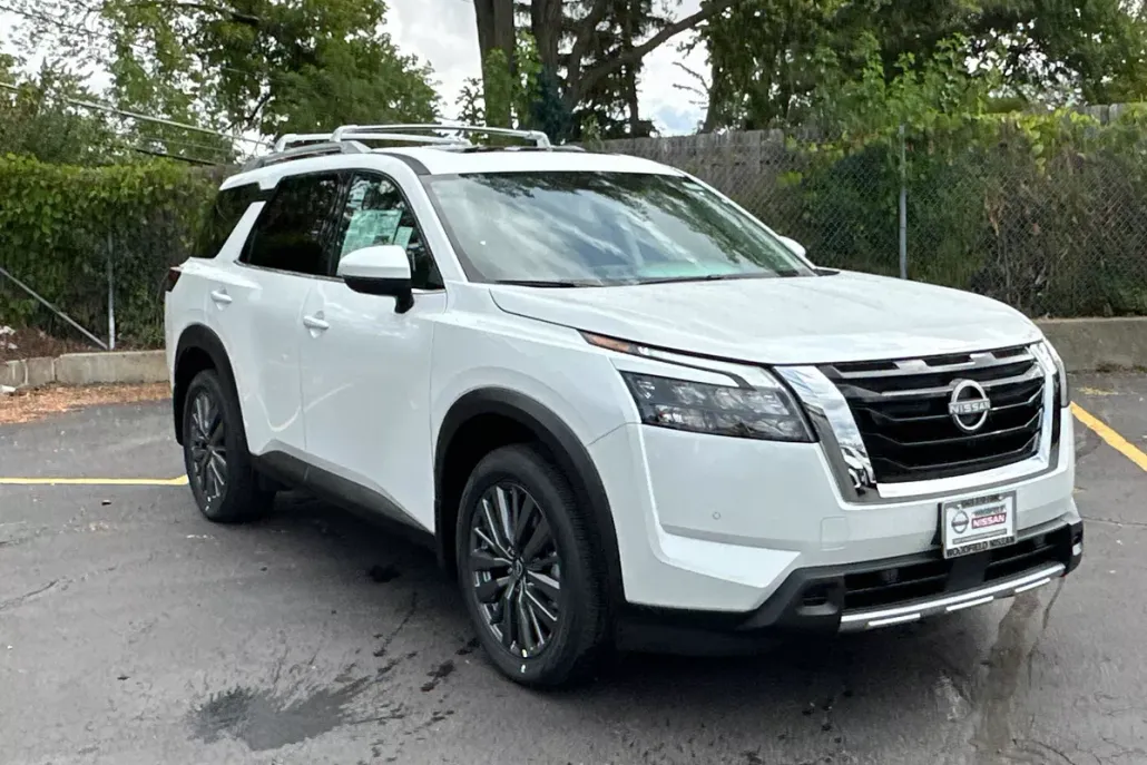 2025 Nissan Pathfinder SL photo 1