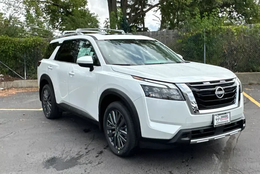 2025 Nissan Pathfinder SL photo 1