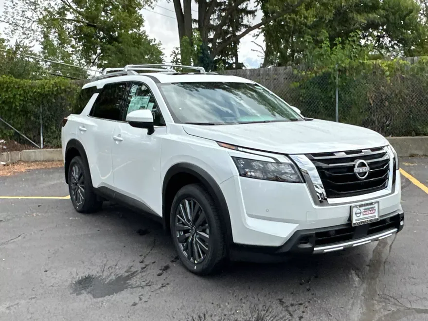2025 Nissan Pathfinder SL photo 1