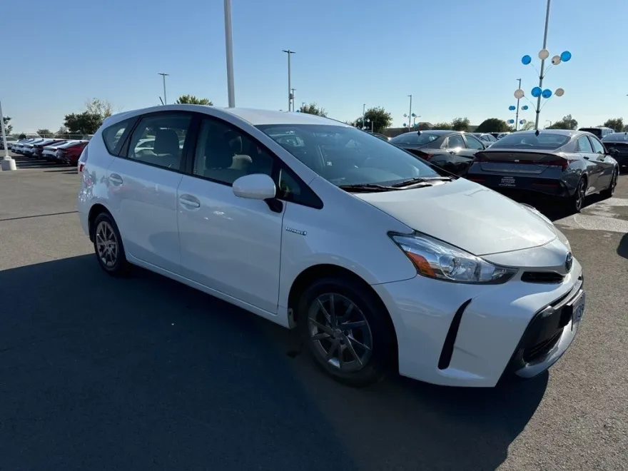 2017 Toyota Prius V Two photo 1