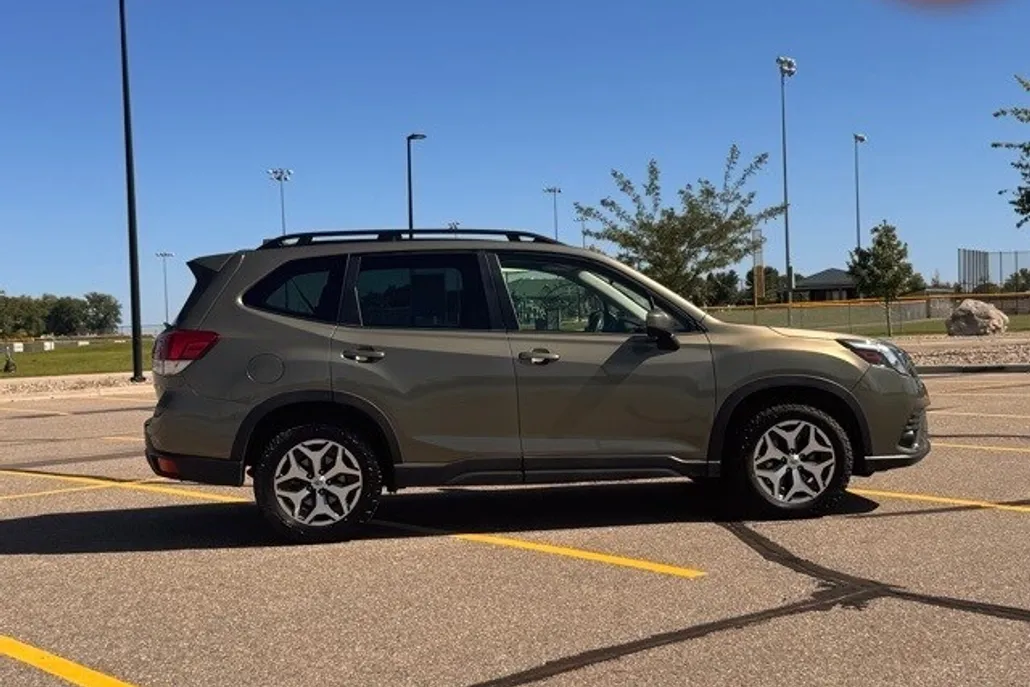 2023 Subaru Forester Premium photo 1