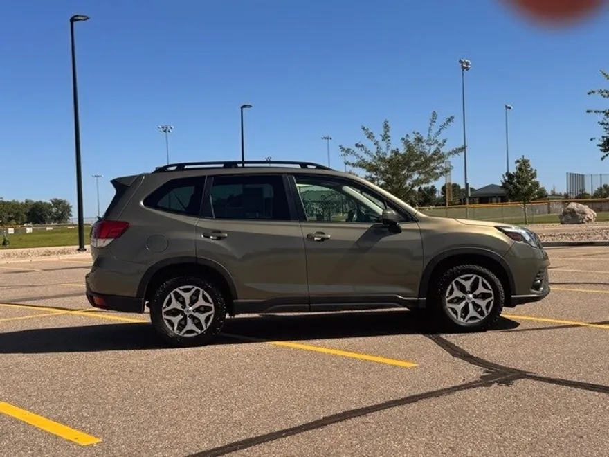 2023 Subaru Forester Premium photo 1