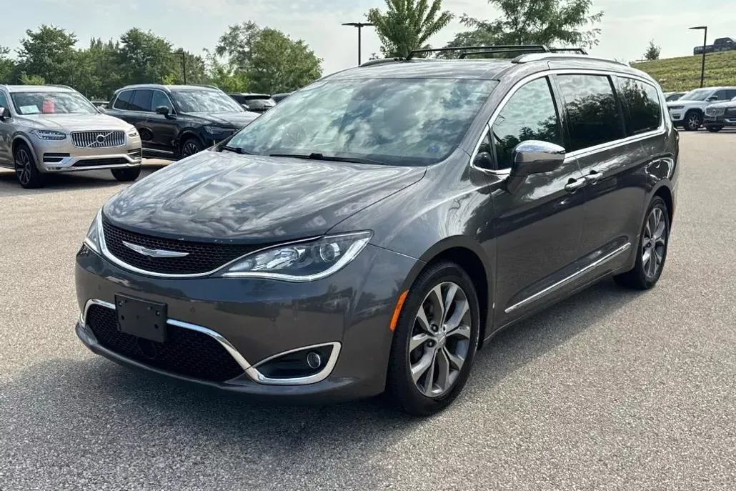 2017 Chrysler Pacifica Limited photo 1