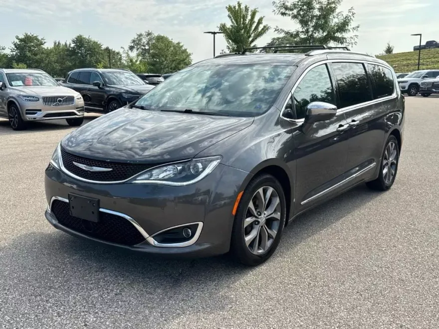 2017 Chrysler Pacifica Limited photo 1