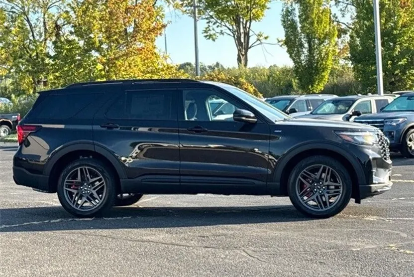 2025 Ford Explorer ST-Line photo 1