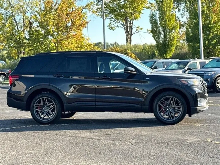2025 Ford Explorer ST-Line photo 1