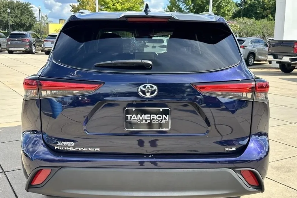 2023 Toyota Highlander L photo 1