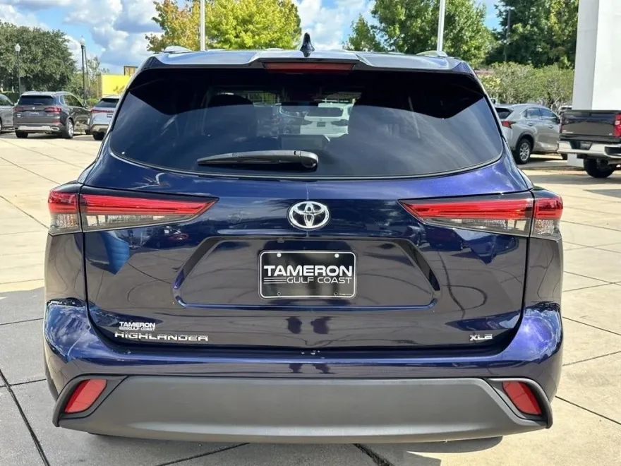 2023 Toyota Highlander L photo 1
