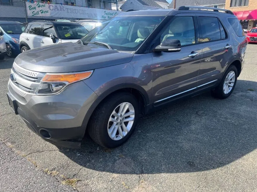 2013 Ford Explorer XLT photo 1