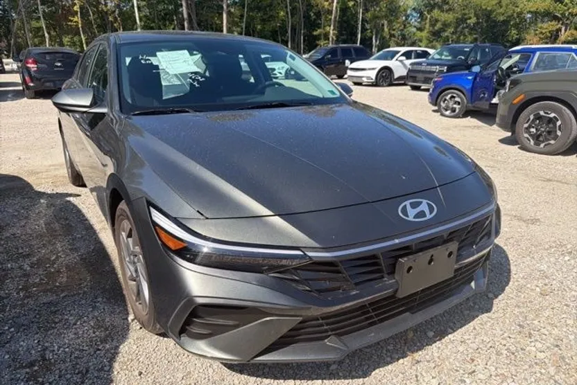 2024 Hyundai Elantra SEL photo 1