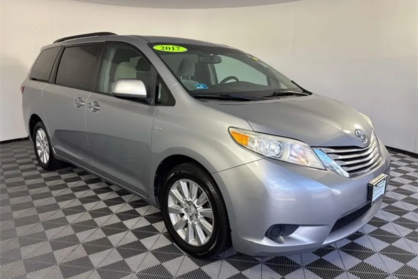 2017 Toyota Sienna LE photo 1