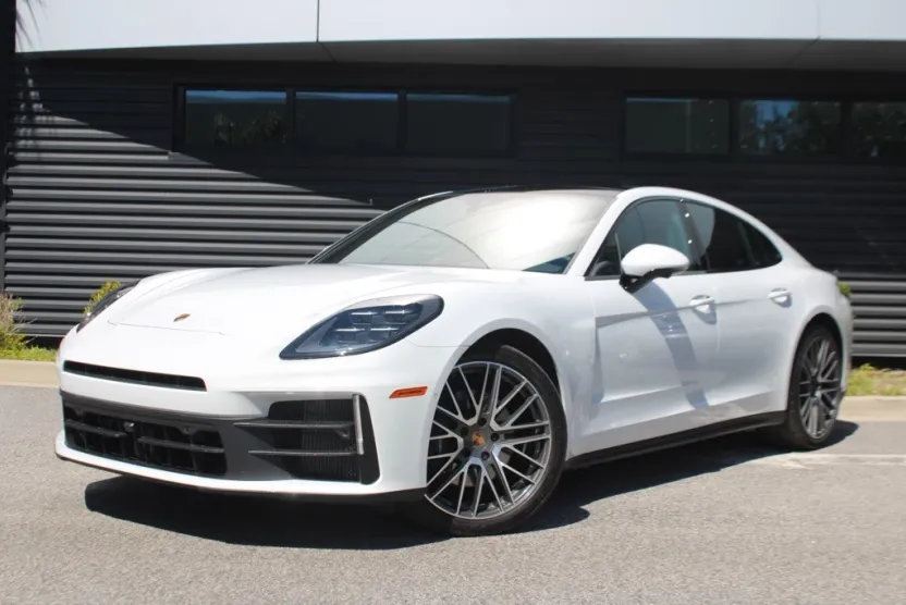 2025 Porsche Panamera 4 photo 1