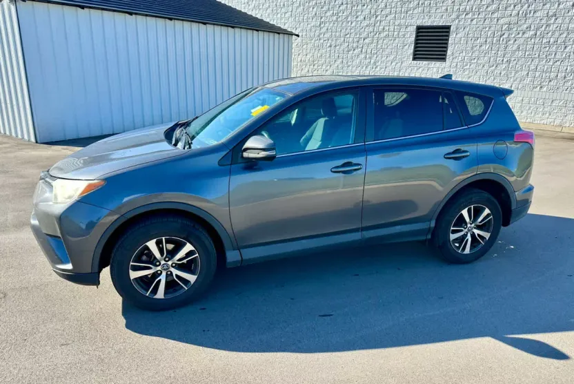2018 Toyota RAV4 XLE photo 1