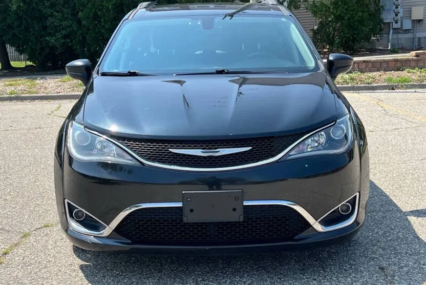 2017 Chrysler Pacifica Touring L photo 1