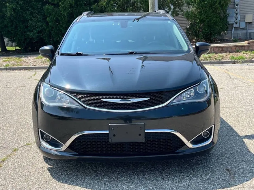 2017 Chrysler Pacifica Touring L photo 1