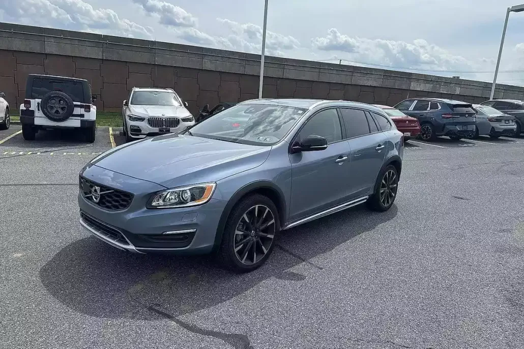 2017 Volvo V60 Cross Country Platinum photo 1